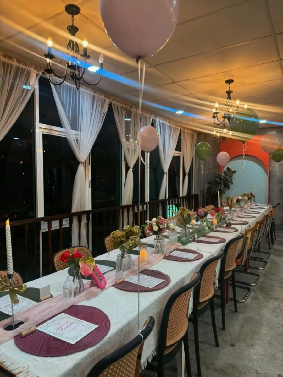 Susunan meja banquet untuk majlis di Cabin Rose Station