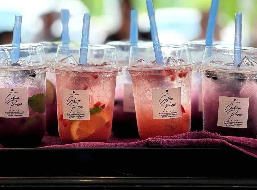Minuman buah-buahan berwarna-warni di Cabin Rose Station