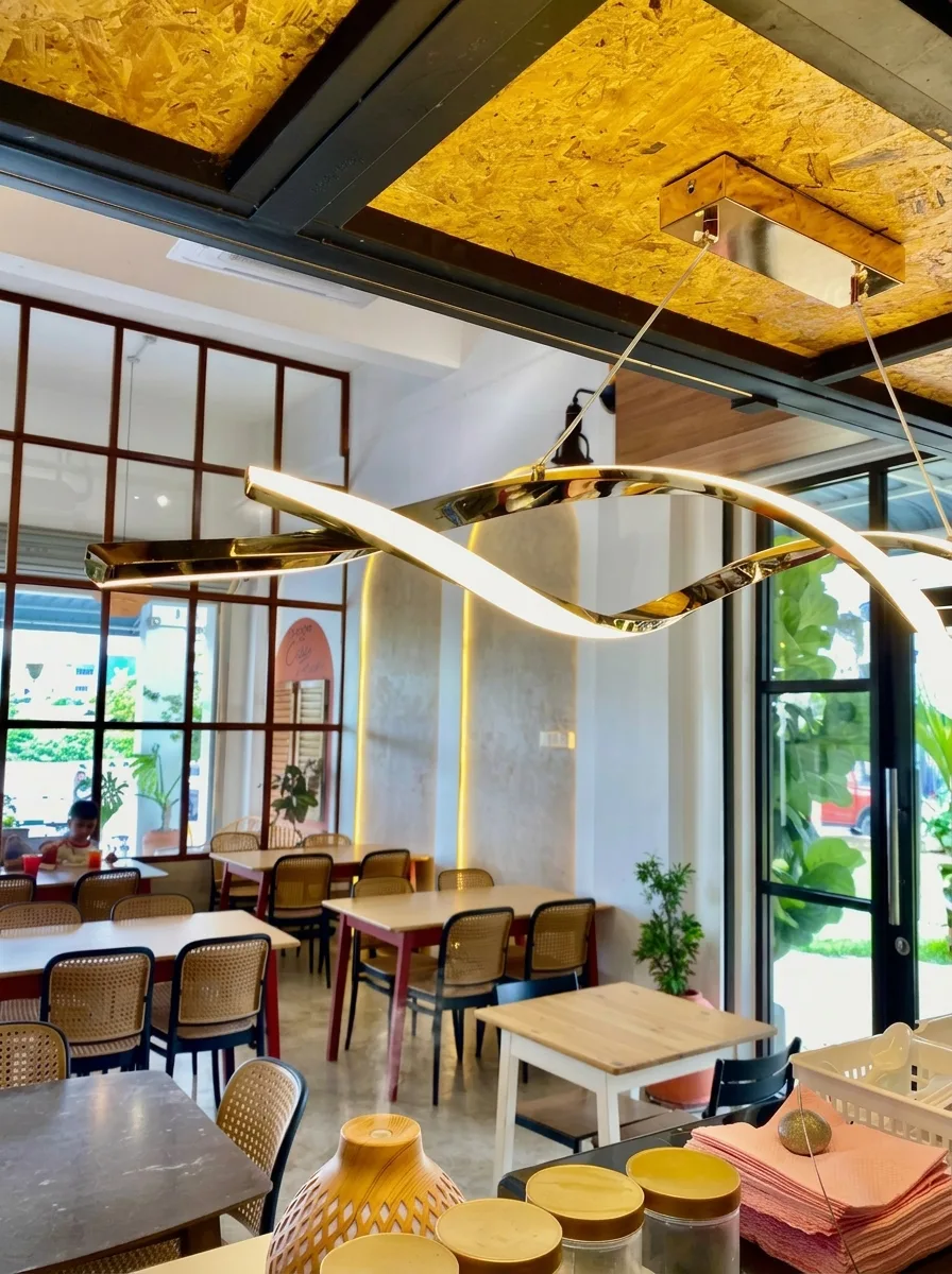 Ruang dalam kafe Cabin Rose Station yang minimalis