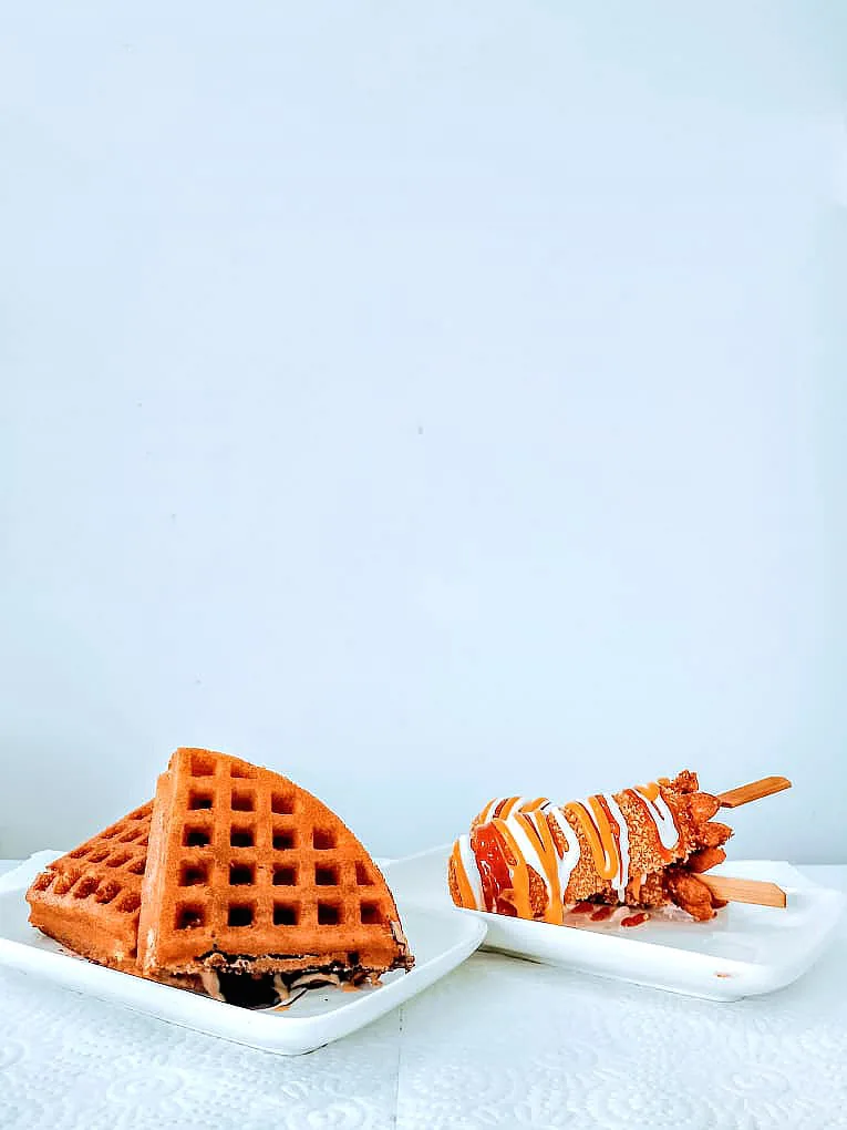 Waffle dan corndog bertongkat di Cabin Rose Station